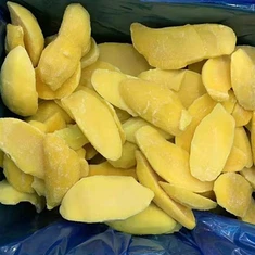 Mangoning muzlatilgan bo'laklari